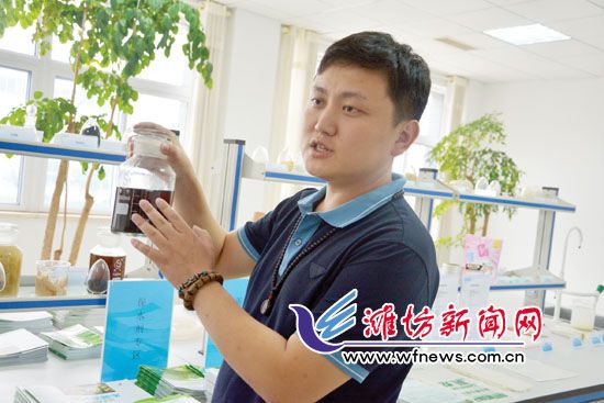 王曉凱正在介紹“旱地寶”的優(yōu)勢。